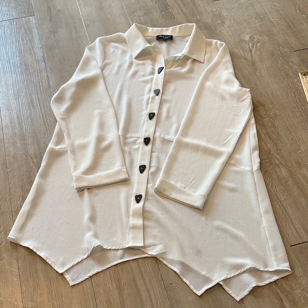 Red Coral Size Medium Cream Button-Down Women's Shirt